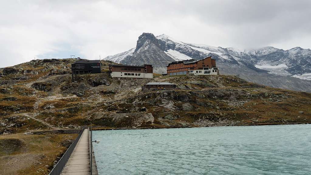 Foto: Datzi / Wandertour / Von der Rudolfshütte auf das Hohe Fürleg / Die Querung der vorderen Staumauer beim Abstieg / 15.11.2015 13:17:40