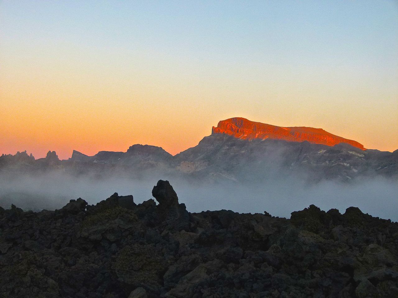 Foto: Walter Ruttinger / Wandertour / Teneriffa: Mt. Guajara via Mondlandschaft Paisaje Lunar / Mt Guajara aus Westen- Canadas TF-38 Nähe Boca de Tauce -Foto in ECHTFARBEN bei Sonnenuntergang / 09.12.2015 20:15:13