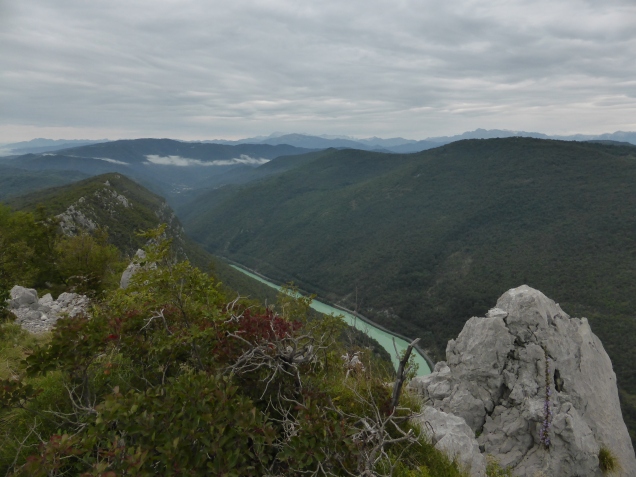 Foto: Manfred Karl / Wandertour / Monte Sabotino, 609 m / Tiefblick zur Soca / 12.12.2015 18:50:33