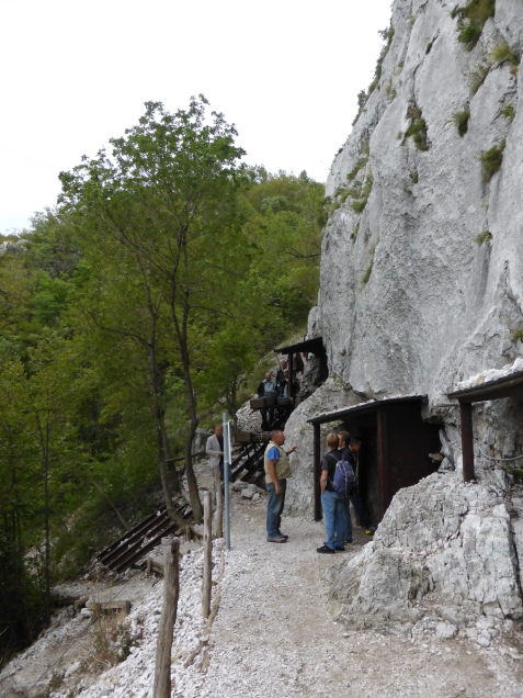 Foto: Manfred Karl / Wandertour / Monte Sabotino, 609 m / Ostseitiger Eingang des Stollensystems / 12.12.2015 18:49:46