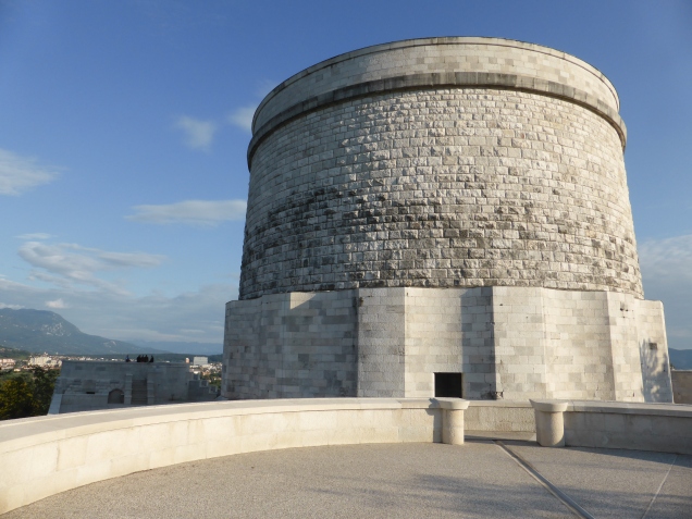 Foto: Manfred Karl / Wandertour / Monte Sabotino, 609 m / Ossario in Vincic / 12.12.2015 18:43:05