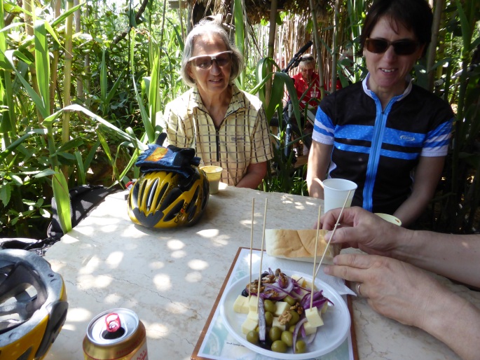 Foto: Manfred Karl / Mountainbiketour / Bikerunde Kap Kamenjak / In der Safari Bar / 13.12.2015 18:47:57