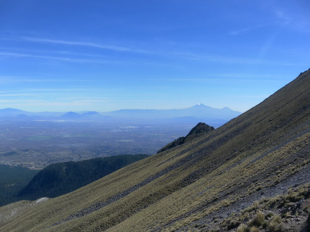 Foto: Wolfgang Lauschensky / Wandertour / Malinche oder Malintzin 4461m / Pico de Orizaba (Mexikos höchster Berg) in der Ferne / 21.12.2015 00:11:51