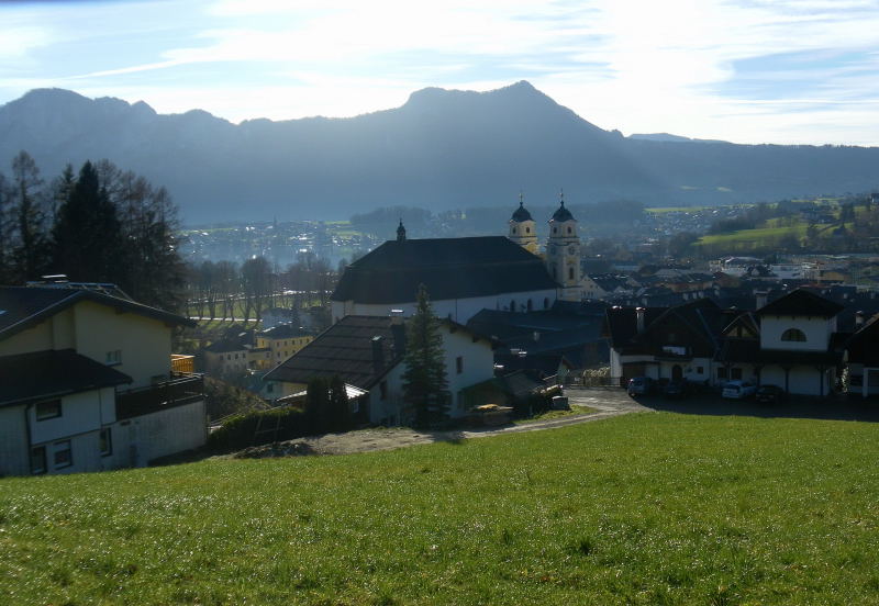 Foto: Wolfgang Lauschensky / Wandertour / Mondseeberg Rundwanderung / Basilika von Mondsee vor Thalgauer Schober / 22.12.2015 18:48:36