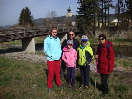 Foto: Wolfgang Dröthandl / Wandertour / St. Veiter Staff - Runde / Abgang vom Parkplatz an der Gölsen (im Hintergrund Pfarrkirche St. Veit) / 04.04.2016 08:40:29