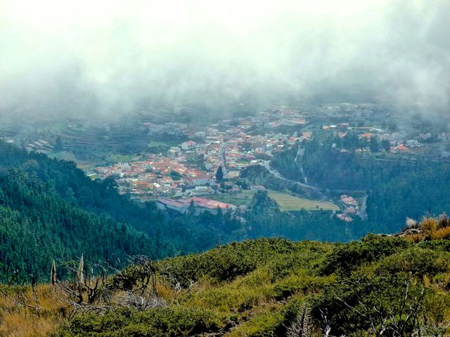 Foto: Walter Ruttinger / Wandertour / Teneriffa Höhenwanderung Caldera del Teide SW / Corona Wolken ziehen (oft) bis 2000msl herauf... Durchblick auf VILAFLOR / 08.04.2016 12:49:55