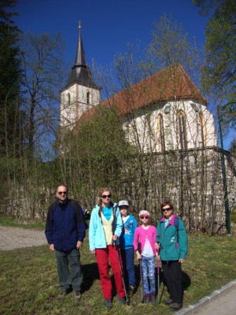 Foto: Wolfgang Dröthandl / Wandertour / Hainfelder Kirchenberg und Lindenstein / Abgang bei der Hainfelder Kirche / 18.04.2016 13:28:30