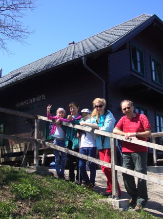 Foto: Wolfgang Dröthandl / Wandertour / Hainfelder Kirchenberg und Lindenstein / Hainfelder Hütte / 18.04.2016 13:24:08