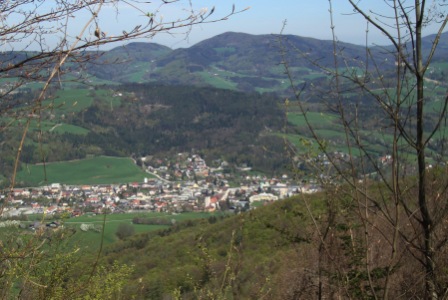Foto: Wolfgang Dröthandl / Wandertour / Hainfelder Kirchenberg und Lindenstein / Abstieg vom Kirchenberg, Blick auf Hainfeld / 18.04.2016 13:23:44