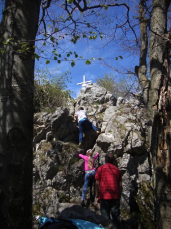 Foto: Wolfgang Dröthandl / Wandertour / Hainfelder Kirchenberg und Lindenstein / Lindenstein - Felsen: 7-8 Meter zum Klettern! / 18.04.2016 13:23:04