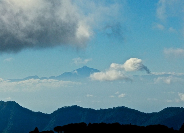Foto: Walter Ruttinger / Wandertour / Gran Canaria Pico de las Nieves Höhenpanorama- / PIco del Teide Teneriffa Superzoom in 110km LL / 26.04.2016 13:33:18