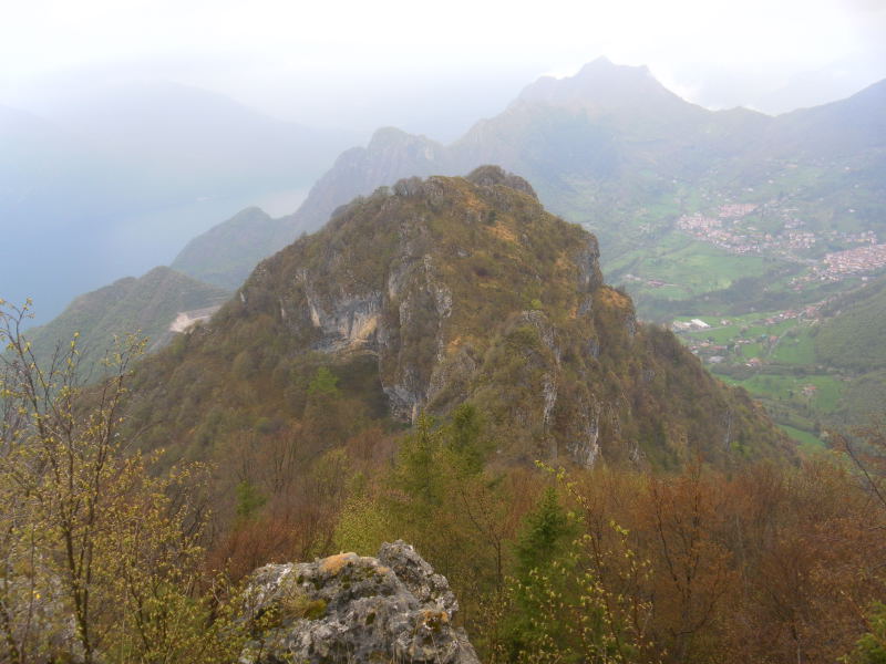 Foto: Wolfgang Lauschensky / Wandertour / Monte Pura - Punta Tisdel Überschreitung / Punta Val Fellera von der Punta Tisdel. Corna Trentapassi und Iseosee dahinter / 26.04.2016 16:16:43