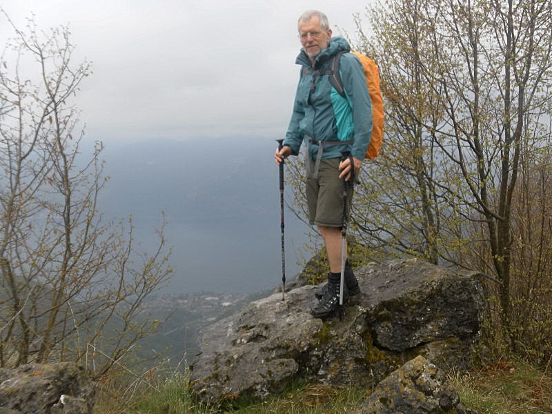 Foto: Wolfgang Lauschensky / Wandertour / Monte Pura - Punta Tisdel Überschreitung / Punta Tisdel mit Trübblick zum Iseosee / 26.04.2016 16:16:32