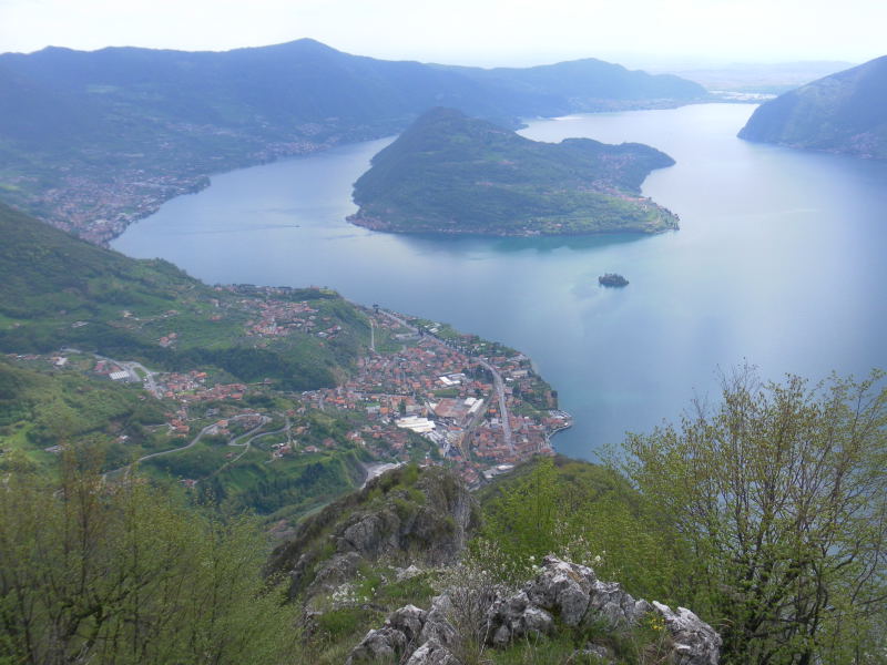 Foto: Wolfgang Lauschensky / Wandertour / Corna Trentapassi und Monte Vignole / Tiefblick auf Marone und Monte Isola vom Gipfel der Punta Cunicolo / 26.04.2016 19:03:29