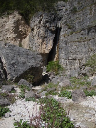 Foto: Wolfgang Dröthandl / Wandertour / Ta Lipa Pot - Wanderrunde im Val Resia / Wasserfall Potok mit wenig Wasser / 02.05.2016 08:24:58