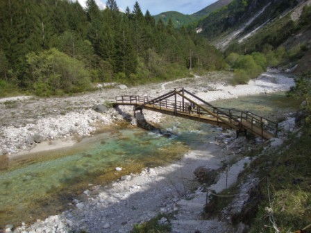 Foto: Wolfgang Dröthandl / Wandertour / Ta Lipa Pot - Wanderrunde im Val Resia / Brücke über den Torrente Resia / 02.05.2016 08:20:18