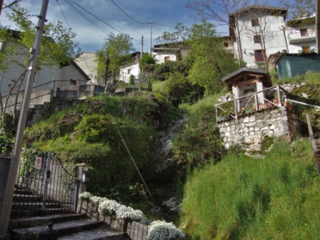 Foto: Wolfgang Dröthandl / Wandertour / Ta Lipa Pot - Wanderrunde im Val Resia / Das terrassenförmig angelegte Zentrum von Stolvizza / 02.05.2016 08:17:07