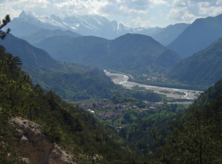 Foto: Wolfgang Dröthandl / Wandertour / Moggessa di qua, Moggessa di la und Stavoli - vergessene Dörfer in Friaul / Blick zurück auf Moggio Udinese, Fella und Kaninstock im Hintergrund / 10.05.2016 13:52:59