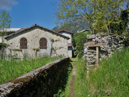 Foto: Wolfgang Dröthandl / Wandertour / Moggessa di qua, Moggessa di la und Stavoli - vergessene Dörfer in Friaul / Ortstafel von Moggessa di qua / 10.05.2016 13:51:14