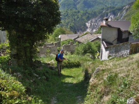 Foto: Wolfgang Dröthandl / Wandertour / Moggessa di qua, Moggessa di la und Stavoli - vergessene Dörfer in Friaul / Durch diesen Hohlweg abwärts ins Zentrum / 10.05.2016 13:47:03