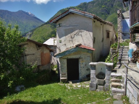 Foto: Wolfgang Dröthandl / Wandertour / Moggessa di qua, Moggessa di la und Stavoli - vergessene Dörfer in Friaul / Ortszentrum mit oberem Brunnen / 10.05.2016 13:46:37