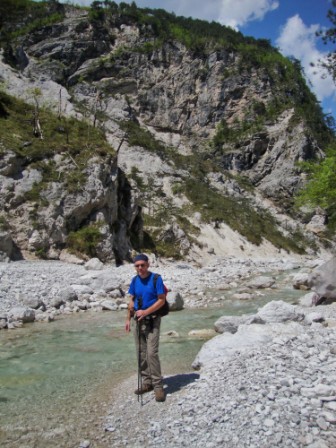 Foto: Wolfgang Dröthandl / Wandertour / Moggessa di qua, Moggessa di la und Stavoli - vergessene Dörfer in Friaul / Nach steilem und schmalem Abstieg erreichen wir den Torrente Glagno / 10.05.2016 13:44:53