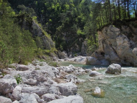 Foto: Wolfgang Dröthandl / Wandertour / Moggessa di qua, Moggessa di la und Stavoli - vergessene Dörfer in Friaul / Torrente Glagno - unterhalb des Felsen rechts kann man ihn gut durchwaten / 10.05.2016 13:44:19