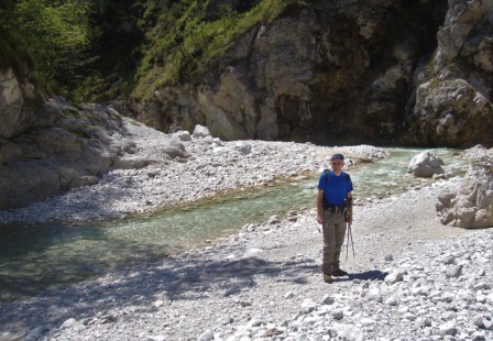 Foto: Wolfgang Dröthandl / Wandertour / Moggessa di qua, Moggessa di la und Stavoli - vergessene Dörfer in Friaul / Hier geht es rechts den Hang empor... / 10.05.2016 13:43:11