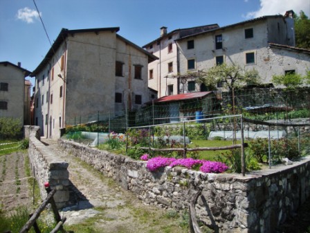 Foto: Wolfgang Dröthandl / Wandertour / Moggessa di qua, Moggessa di la und Stavoli - vergessene Dörfer in Friaul / Stavoli - Ortseingang bzw. -ende / 10.05.2016 13:40:36