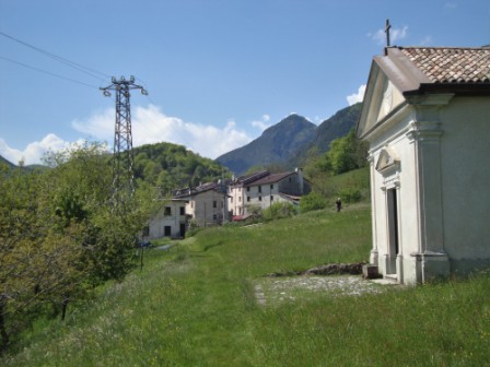 Foto: Wolfgang Dröthandl / Wandertour / Moggessa di qua, Moggessa di la und Stavoli - vergessene Dörfer in Friaul / Blick zurück auf Stavoli, rechts Kapelle / 10.05.2016 13:40:08