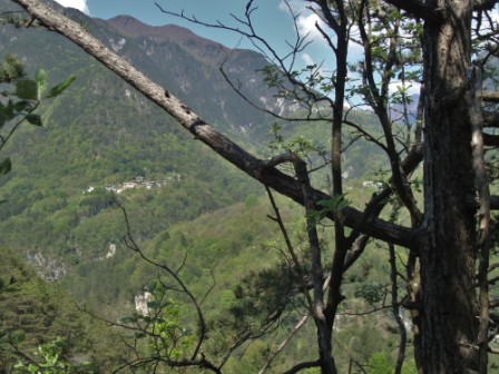 Foto: Wolfgang Dröthandl / Wandertour / Moggessa di qua, Moggessa di la und Stavoli - vergessene Dörfer in Friaul / Steilabstieg mit Blick nach Moggessa / 10.05.2016 13:39:12