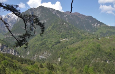 Foto: Wolfgang Dröthandl / Wandertour / Moggessa di qua, Moggessa di la und Stavoli - vergessene Dörfer in Friaul / Blick über die Schlucht nach Moggessa di la (links) und Moggessa di qua (rechts) / 10.05.2016 13:38:44