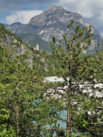 Foto: Wolfgang Dröthandl / Wandertour / Moggessa di qua, Moggessa di la und Stavoli - vergessene Dörfer in Friaul / Erster Blick auf Moggio Udinese - Start und Ziel / 10.05.2016 13:36:24