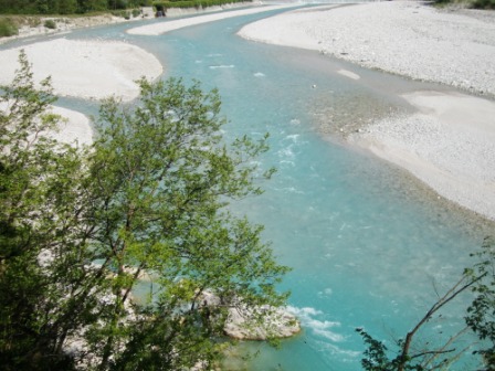 Foto: Wolfgang Dröthandl / Wandertour / Moggessa di qua, Moggessa di la und Stavoli - vergessene Dörfer in Friaul / Die Straße führt teils oberhalb der aquamarinfarbenen Fella / 10.05.2016 13:35:58