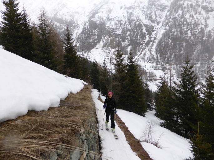 Foto: Manfred Karl / Skitour / Monte Paglietta, 2476 m / Im Zickzack geht es mangels ausreichender Schneelage höher / 15.05.2016 19:01:49