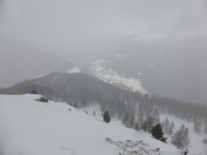 Foto: Manfred Karl / Skitour / Monte Paglietta, 2476 m / Tiefblick nach Etroubles / 15.05.2016 19:00:51