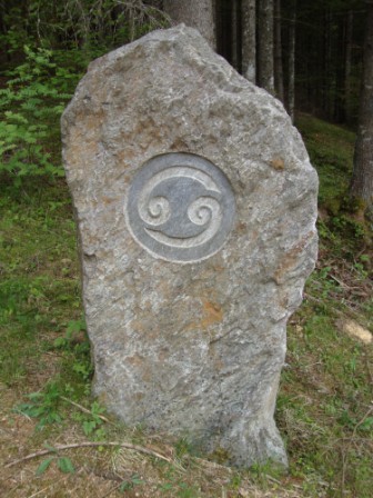 Foto: Wolfgang Dröthandl / Wandertour / Krebsenwandermeile Fresach / Monolith beim oberen Wegende / 18.05.2016 13:44:03