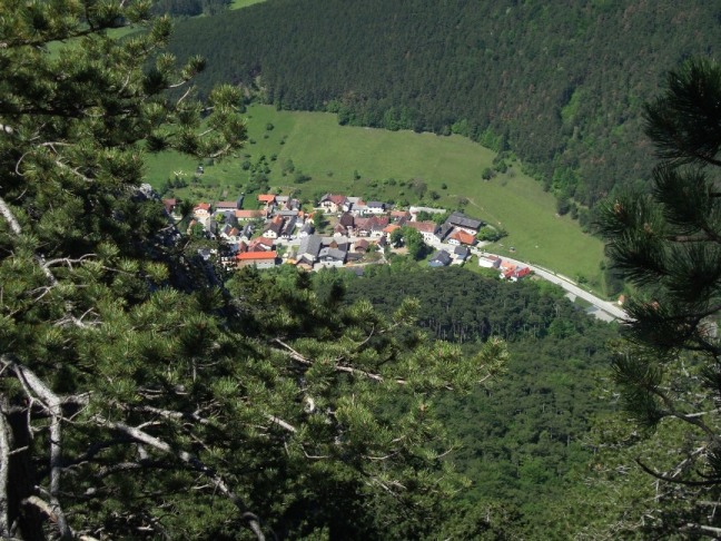 Foto: Wolfgang Dröthandl / Wandertour / Gösing - Überschreitung von Ternitz nach Grünbach / Schneeberg / Tiefblick auf Sieding / 23.05.2016 15:59:03