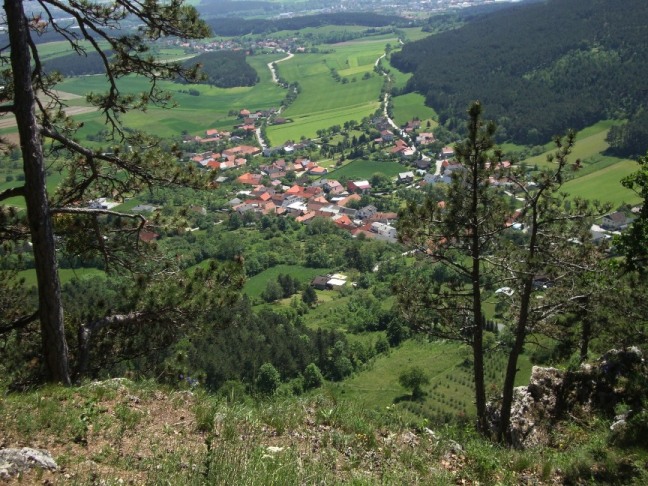 Foto: Wolfgang Dröthandl / Wandertour / Gösing - Überschreitung von Ternitz nach Grünbach / Schneeberg / Tiefblick auf Flatz von der Wandkante / 23.05.2016 15:54:26