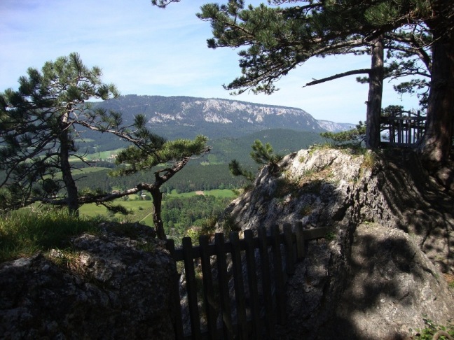 Foto: Wolfgang Dröthandl / Wandertour / Gösing - Überschreitung von Ternitz nach Grünbach / Schneeberg / Burghof Ruine Schrattenstein gegen Hohe Wand / 23.05.2016 15:48:46