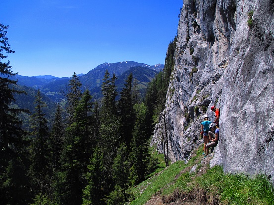 Foto: Andreas Koller / Klettersteigtour / Klettersteig Spielmäuer: Tristans Kirchbogensteig (1360m) / Am Einstieg zu Olivers Mariazeller Steig vorbei / 03.06.2016 17:55:39