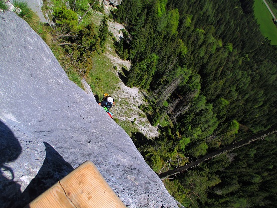 Foto: Andreas Koller / Klettersteigtour / Klettersteig Spielmäuer: Tristans Kirchbogensteig (1360m) / Jausenplatzerl mit Tiefblick von der exponierten Bank / 03.06.2016 17:52:16