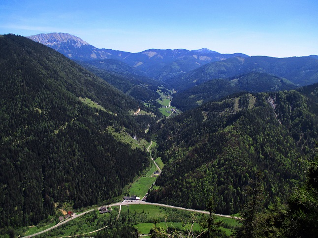 Foto: Andreas Koller / Klettersteigtour / Klettersteig Spielmäuer: Tristans Kirchbogensteig (1360m) / Blick zur Hochveitsch (1982m) / 03.06.2016 17:46:34