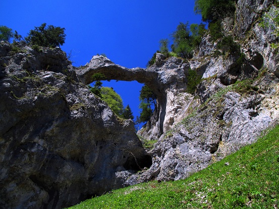 Foto: Andreas Koller / Klettersteigtour / Klettersteig Spielmäuer: Tristans Kirchbogensteig (1360m) / Teufelsbrücke von unten / 03.06.2016 17:43:05