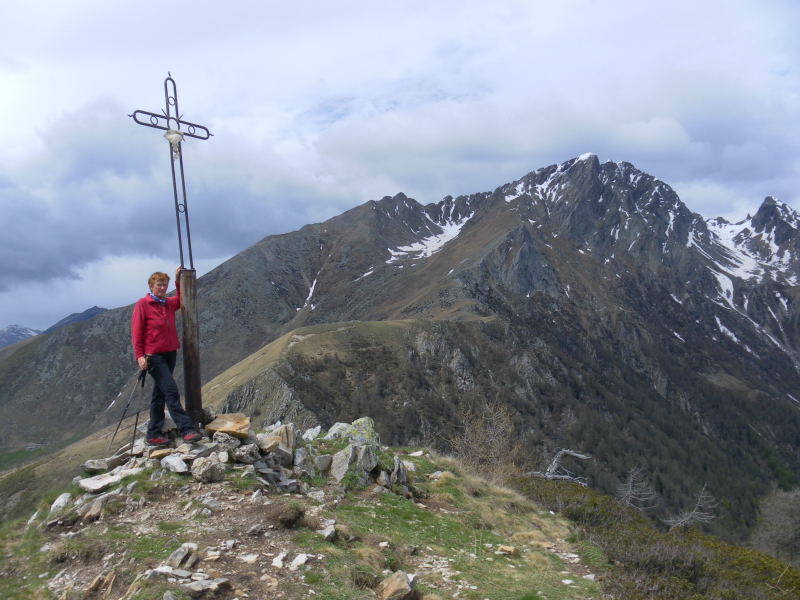 Foto: Wolfgang Lauschensky / Wandertour / Monte Berlinghera 1666m / Gedenkkreuz, dahinter La Corvegia und Pizzo Sasso Canale / 05.06.2016 14:37:57