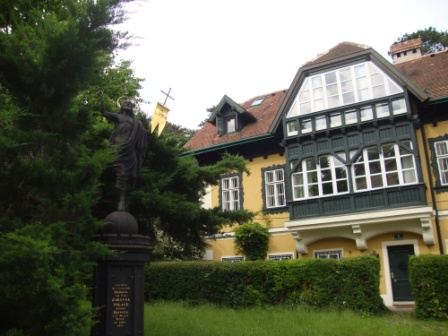 Foto: Wolfgang Dröthandl / Wandertour / Wiener Bezirks - Kulturwanderweg 23: Liesing / Rodauner Kirchenplatz (ehem. Pfarrhof) / 13.06.2016 12:48:28