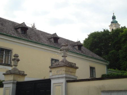 Foto: Wolfgang Dröthandl / Wandertour / Wiener Bezirks - Kulturwanderweg 23: Liesing / Hofmannsthal-Schlössl, Ketzergasse 471; im Hintergrund Bergkirche Rodaun / 13.06.2016 12:47:44