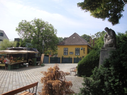 Foto: Wolfgang Dröthandl / Wandertour / Wiener Bezirks - Kulturwanderweg 23: Liesing / Der Maurer Hauptplatz verbreitet italienisches Piazza - Flair...! / 13.06.2016 12:40:56