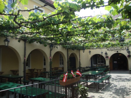 Foto: Wolfgang Dröthandl / Wandertour / Wiener Bezirks - Kulturwanderweg 23: Liesing / Maurer Lange Gasse 37 (ehem. Gemeindehaus, heute Heuriger Weindorfer) / 13.06.2016 12:38:00