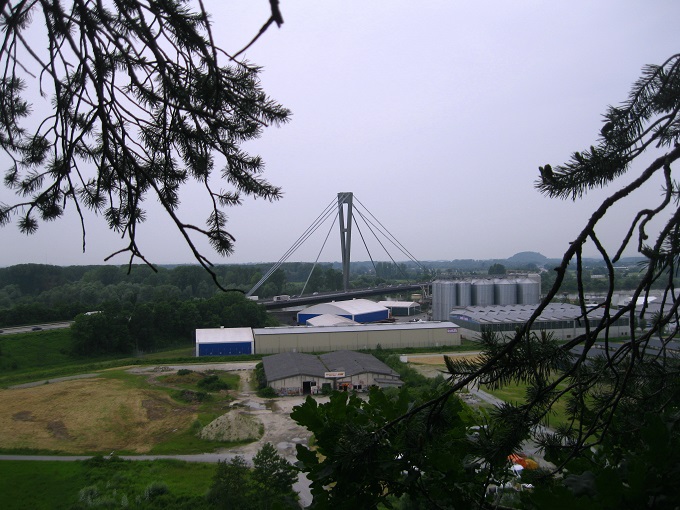 Foto: Andreas Koller / Klettersteigtour / Klettersteig Martinswand Deggendorf (378m) / Blick zur Donaubrücke (knapp vor dem eigentlichen Ausstieg) / 22.06.2016 00:11:14